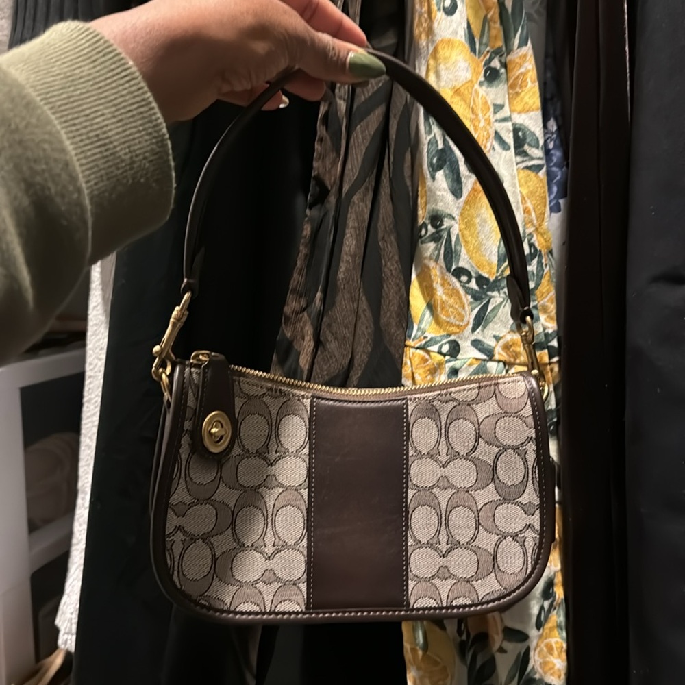Coach Swinger Bag in Signature Jacquard